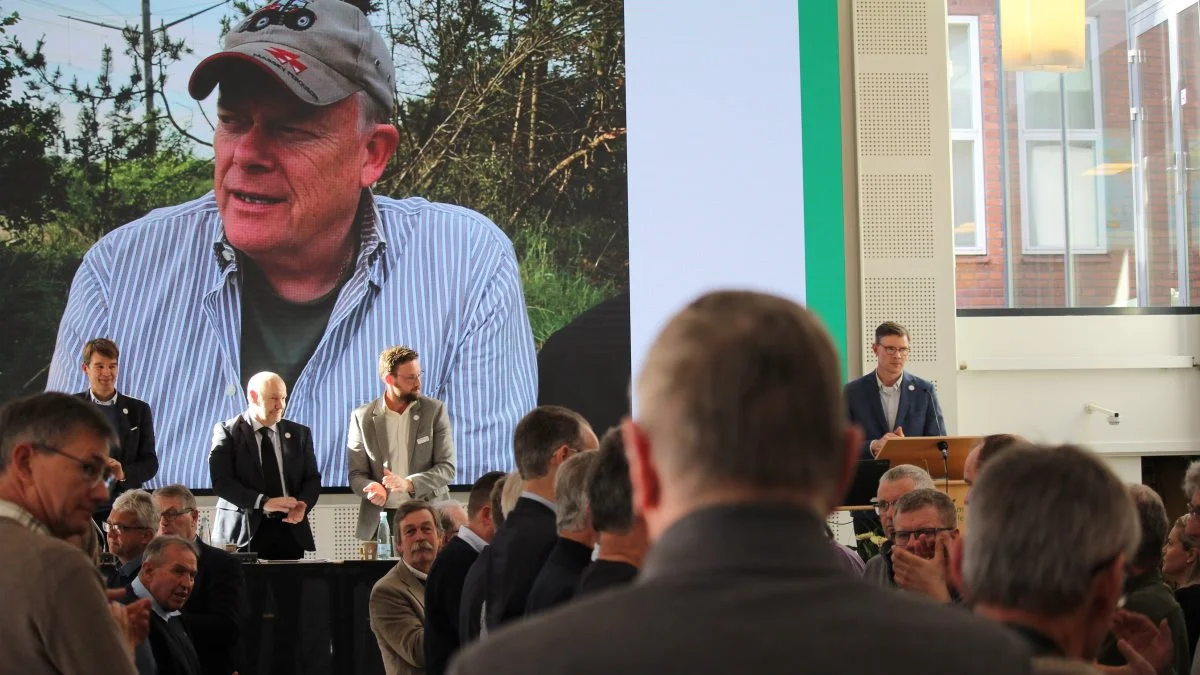 54 millioner kroner har afdøde land- og forretningsmand Hans Jørgen Leo Nielsen (ses på skærmen i baggrunden) betænkt Bæredygtigt Landbrug med. Det oplyste foreningen på onsdagens generalforsamling på Bygholm Landbrugsskole ved Horsens, hvor beskeden blev modtaget med stående klapsalver. Foto: Morten Ipsen