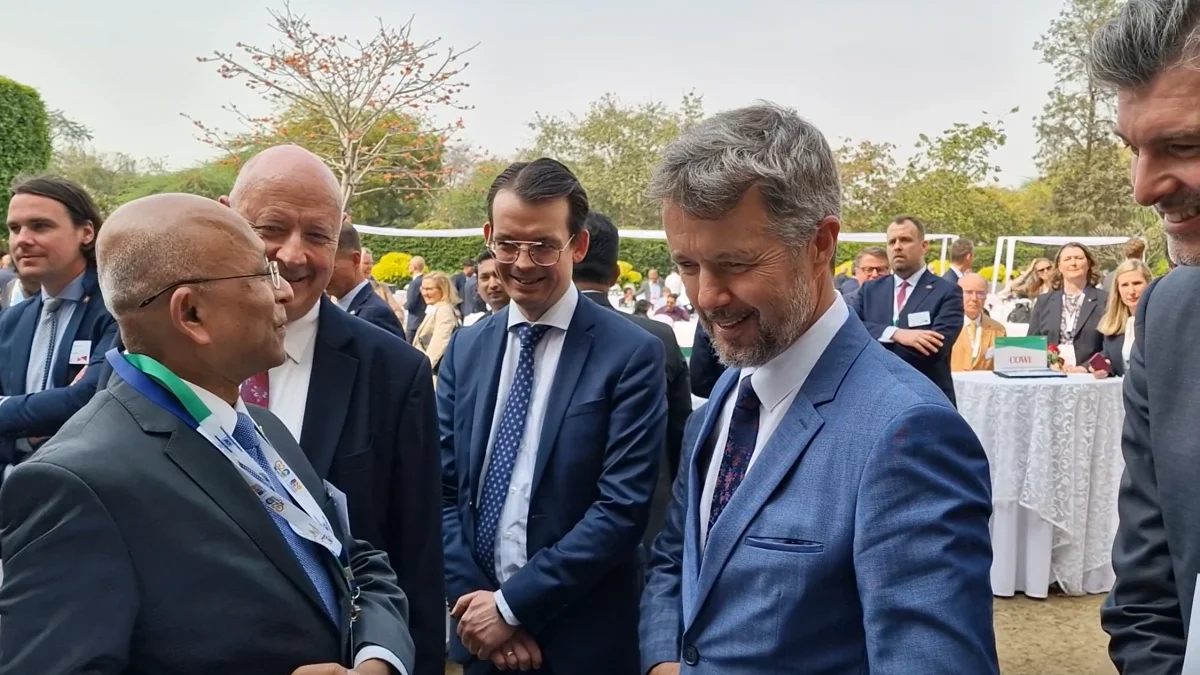 Kronprins Frederik var konstant i centrum. Her var han rundt ved hver enkelt af de 36 deltagende danske firmaer. (Fotos: Jørgen P. Jensen)