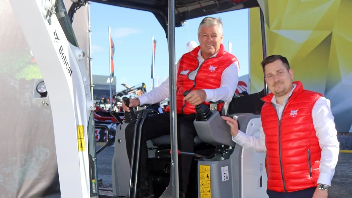 Stenderups administrerende direktør, Troels Stausholm Jensen, sendte sin Bobcat-salgschef, Palle Andersen, op i førersædet for at prøve den nye elektriske minigraver E19e på Bauma. Nu er Stenderup ikke blot forhandler, men også officiel importør af maskinerne fra den amerikanske maskingigant.