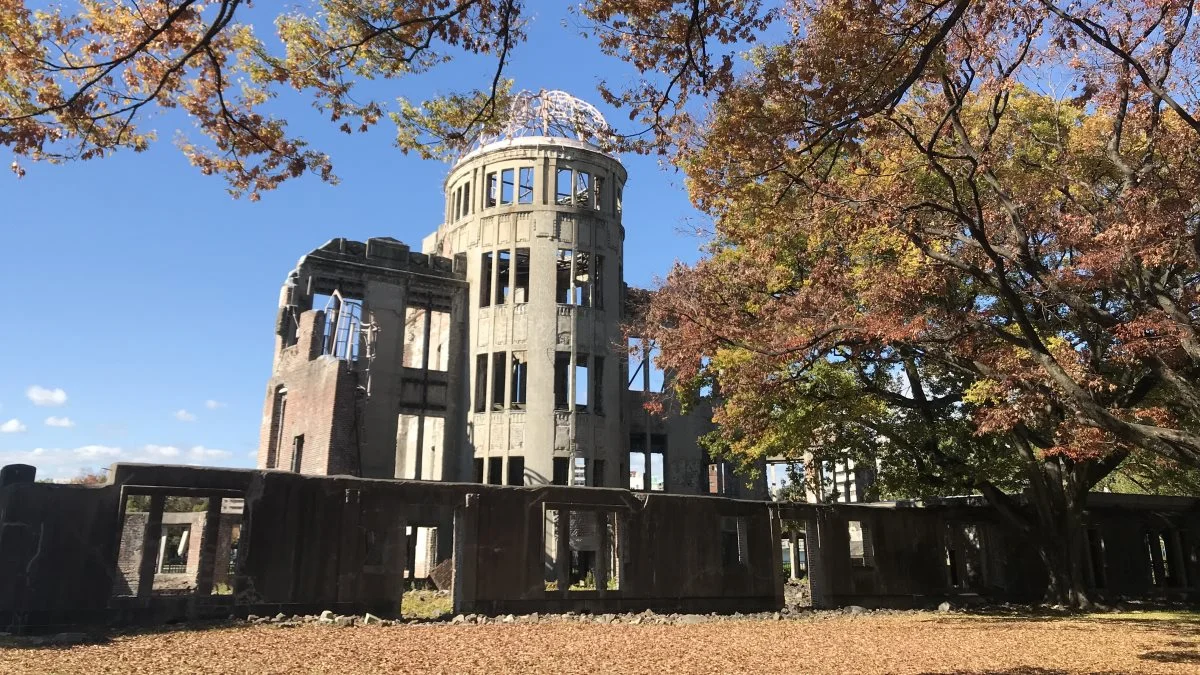 I storbyen Hiroshima, der blev ramt af en atombombe under 2. verdenskrig, står stadig mindesmærker som denne bygning. Foto: Niels Damsgaard Hansen