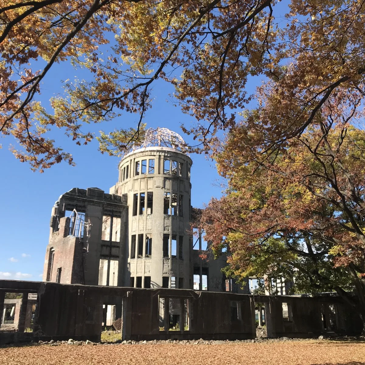 I storbyen Hiroshima, der blev ramt af en atombombe under 2. verdenskrig, står stadig mindesmærker som denne bygning. Foto: Niels Damsgaard Hansen