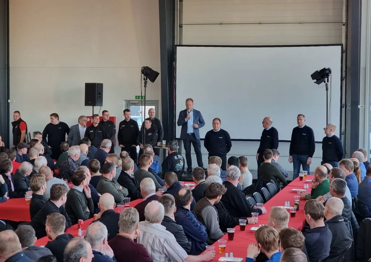 Holdet fra S.D. Kjærsgaard samlede sig på scenen og bød velkommen til gæsterne.