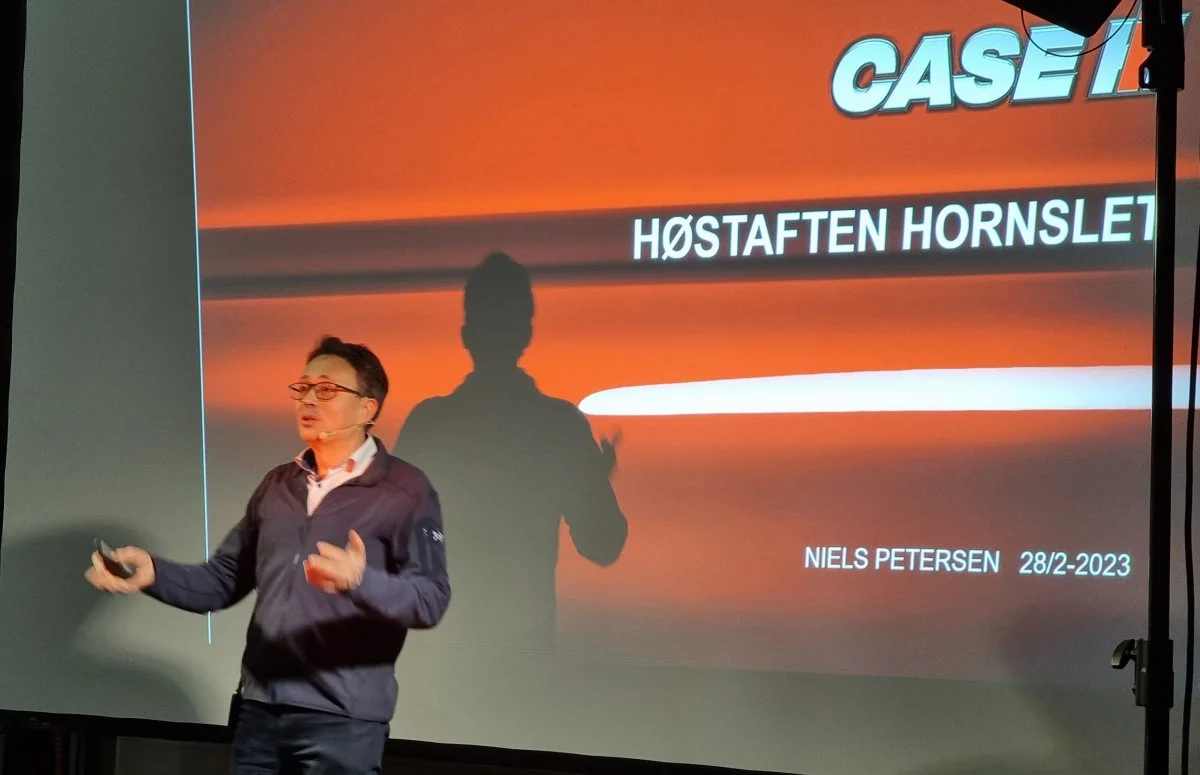 Niels Petersen forklarede blandt andet, hvordan teknologien hjælper med at skåne udbyttet, så man som landmand får mest muligt ud af timerne i marken.