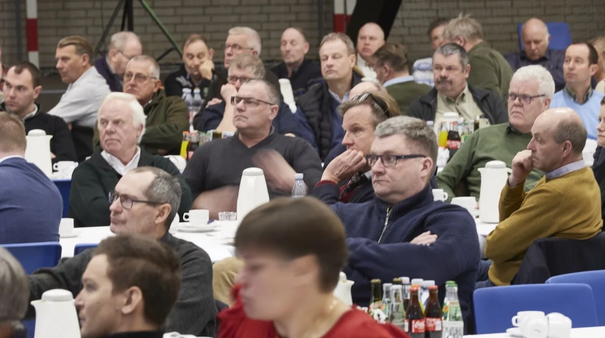 Efter tre roekampagner med et udbytte på mellem 13 og 14 tons polsukker pr. hektar faldt udbyttet i 2022 hos landets 700 sukkerroedyrkere til 12,8 tons pr. hektar. Her et af de 175 deltagere ved generalforsamlingen i Sakskøbing sidste mandag. Foto: Erik Hansen 