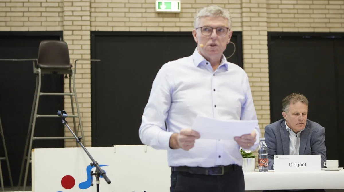 - Sukkermarkedet ser pt. godt ud, og fra Danske Sukkerroedyrkere ser vi lyst på fremtiden for roerne, lød det fra formand Troels Frandsen ved generalforsamlingen. Til højre mødets dirigent, Jens-Christian Bay, Nakskov. Foto: Erik Hansen


