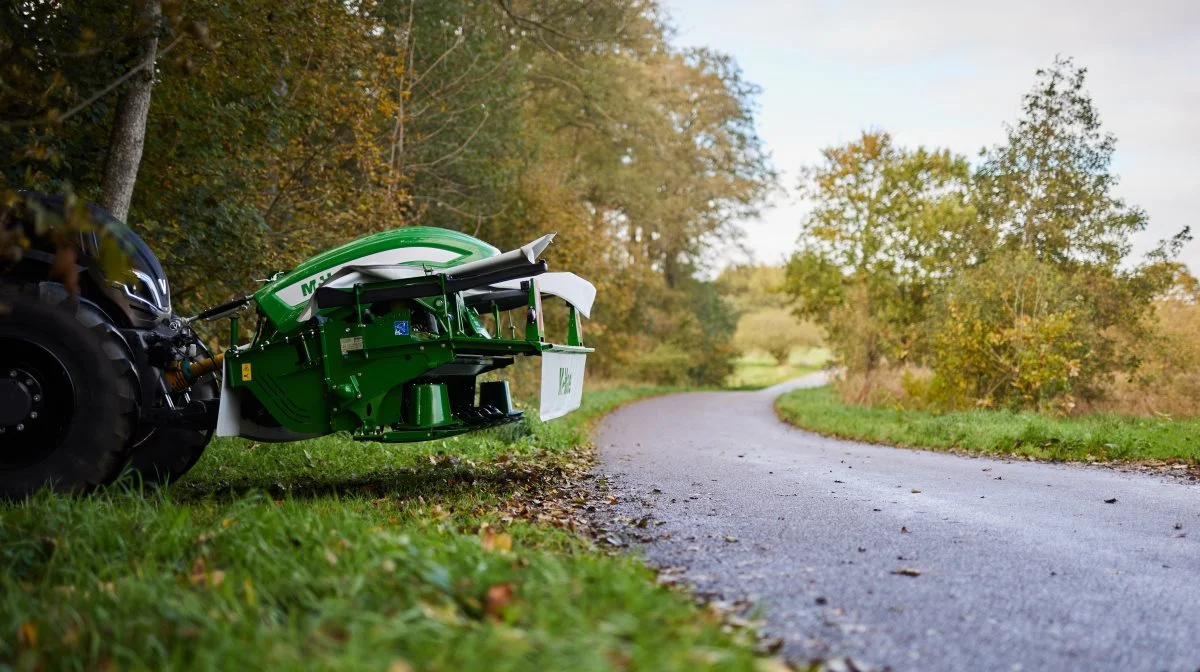 Agcos Innovationscenter i Randers har været i dialog med en gruppe landmænd og maskinstationer om at orientere sig i trafikken. Flere tilbagemeldinger fra gruppen var utrygge ved at køre med frontredskaber og færden i T-kryds. Det har resulteret i et nyt produkt fra Agco, Unlimited View, der består af kameraer monteret på et frontredskab, som sikrer tryggere færden i trafikken for alle trafikanter. Pressefoto
