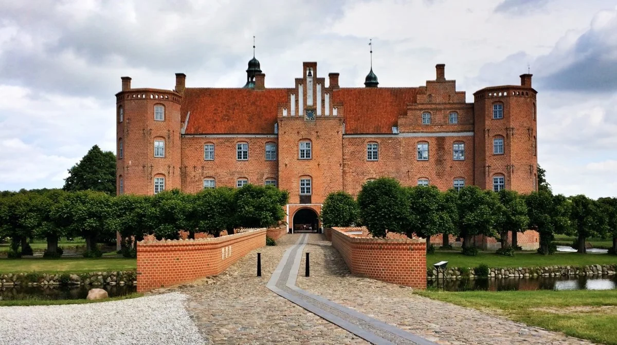 Det er Dansk Center for Herregårdsforskning, som holder til på Gammel Estrup, der arrangerer forårsmødet i samarbejde med Syddansk Universitetsbibliotek. Foto: Gammel Estrup