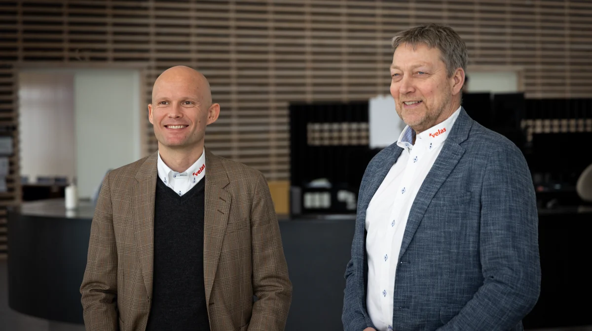 Selv om overskuddet på Velas' regnskab er faldet betydeligt i forhold til rekordåret 2021, er der alligevel grund til glæde hos direktør Jacob Christiansen (tv) og bestyrelsesformand Nis Kristian Hjort (th). Foto: Velas