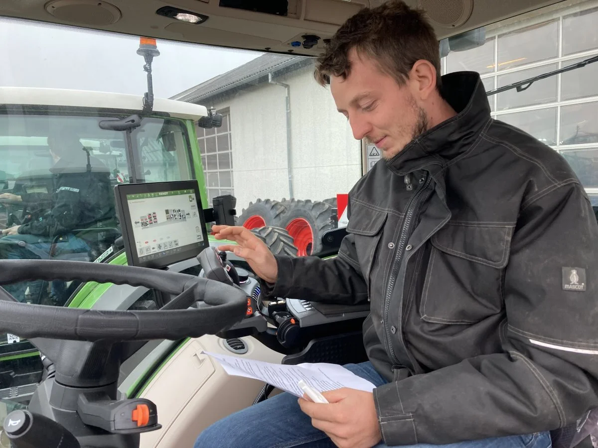 Hvordan er det lige, man indstiller traktoren optimalt. Det blev 250 Fendt-kursister klogere på i løbet af 12 kursusdage. Ifølge Gert Jensen fra TBS i Starup, der har afholdt adskillige Fendt-kurser, er det med teorien i frisk erindring vigtigt at få trykket lidt på terminalen og kørt med traktoren.