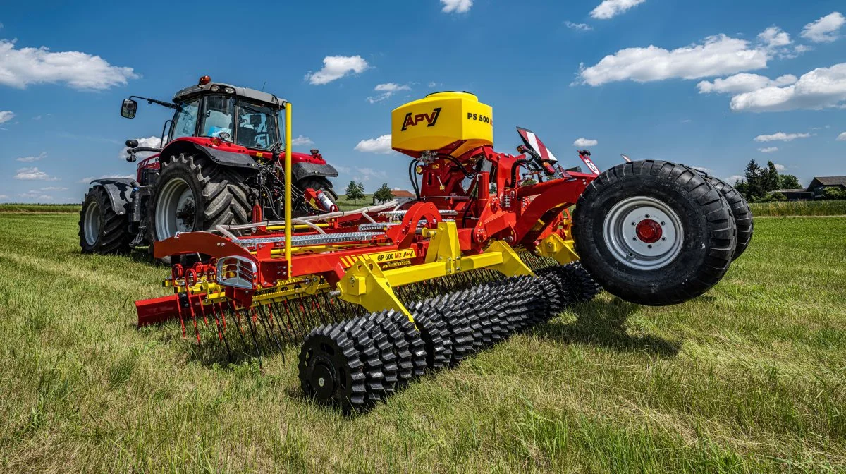 Redskabsproducenten APV har udviklet harven til nyt liv i græsmarkerne uden de store omkostninger. APV Grassland Pro GP 600 M2-harven arbejder med en unik kombination af en planérplade, 12 mm og 8 mm tænder, eftersåning via en påbygget pneumatisk såmaskine og en aggressiv tromle, der ifølge producenten sikrer, at frøene kommer ned i jorden og efterlader marken forberedt til næste overkørsel.