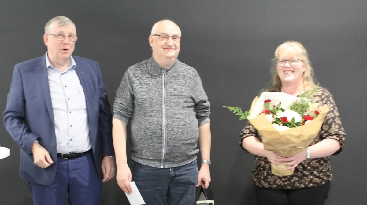 Erik Larsen (t.v.), formand for Landbrug & Fødevarer Gris, Poul Erik Jeppesen og Lena Rasmussen, i anledning af Brandmosegaard Svineavls 25 års jubilæum. Foto: Anne Wolfenberg