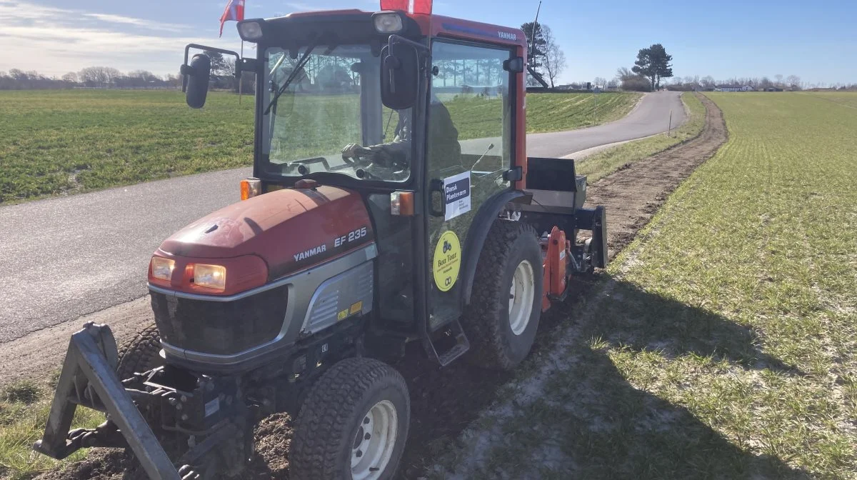 Med en lille såmaskine på 1,25 meter i bredden laves der blandt andet striber langs vejene.