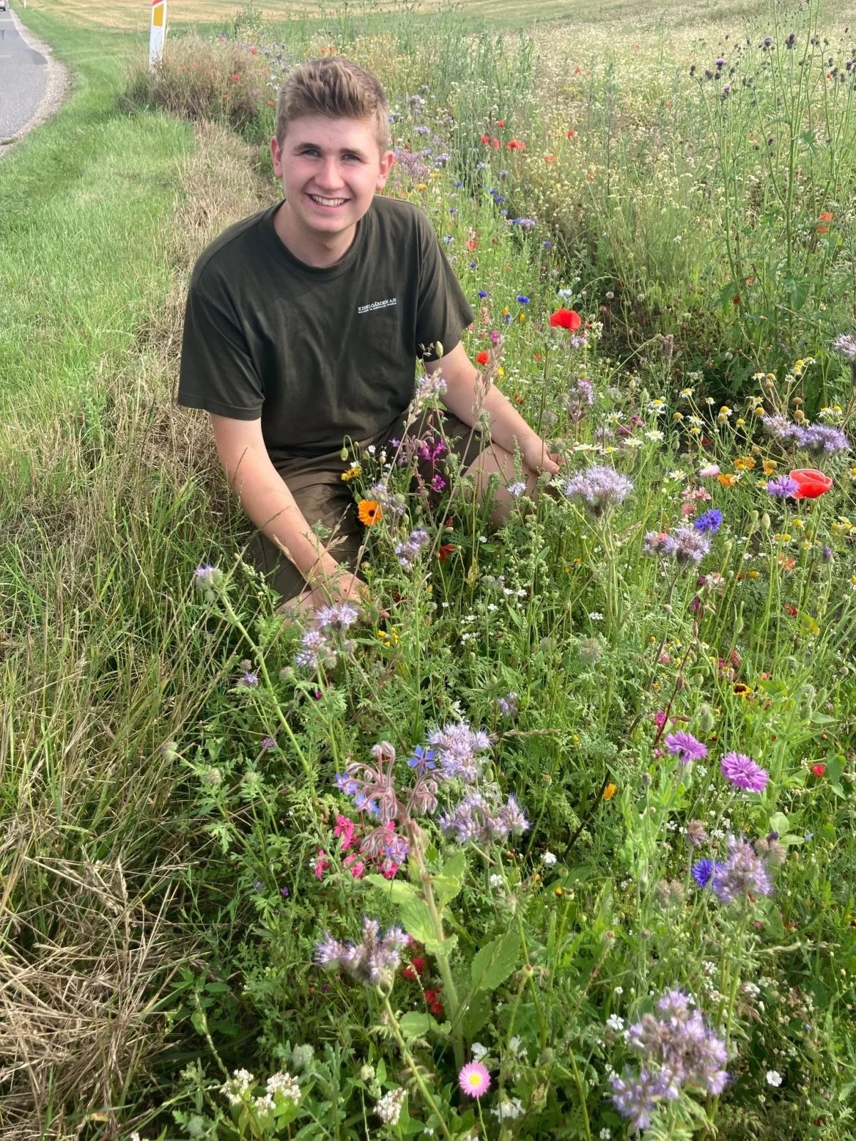 - Vi har et mål om at få lov til at så 1.000 hektar til med blomster, fortæller Anton Pedersen.