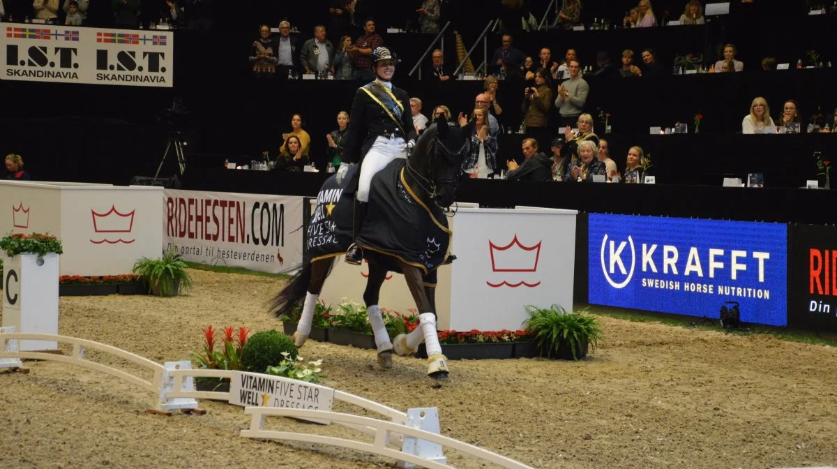 At Danmark er regerende verdensmestre blev meget tydeligt i de internationale dressurklasser, hvor blandt andet VM-guldvinder Carina Cassøe Krüth sejrede i Vitamin Well Five Star Ecco Grand Prix fredag sammen med Dansk Varmblods hoppen Heiline’s Danciera.