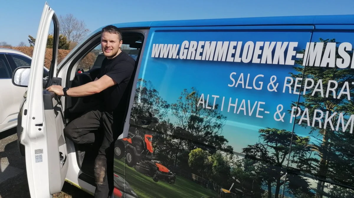 Gremmeløkke Maskinforretning holder åbent hus sidste weekend i marts. Anders Ryberg (på billedet) og ejer Poul Rasmussen glæder sig til, at der forhåbentlig kigger en masse både kendte og nye ansigter forbi til en snak og en pølse. Arkivfoto