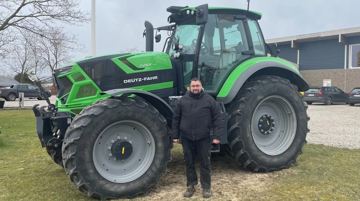 M. Poulsen/Løma er ny Deutz-Fahr-forhandler, som kører ud fra værkstederne i Bredebro og Løgumkloster. På billedet ses sælger Søren Damgaard Tøgersen, der glæder sig over, at M. Poulsen/Løma ApS nu får Deutz-Fahr-forhandlingen.