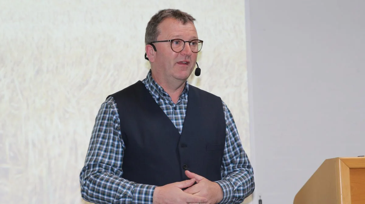 Formand Erik Engholm Poulsen fremlagde i sin beretning blandt andet en forventning om, at der i fremtiden stilles øgede krav til levering af bestemte kvaliteter og behandling af halm. Foto: Henriette Lemvig