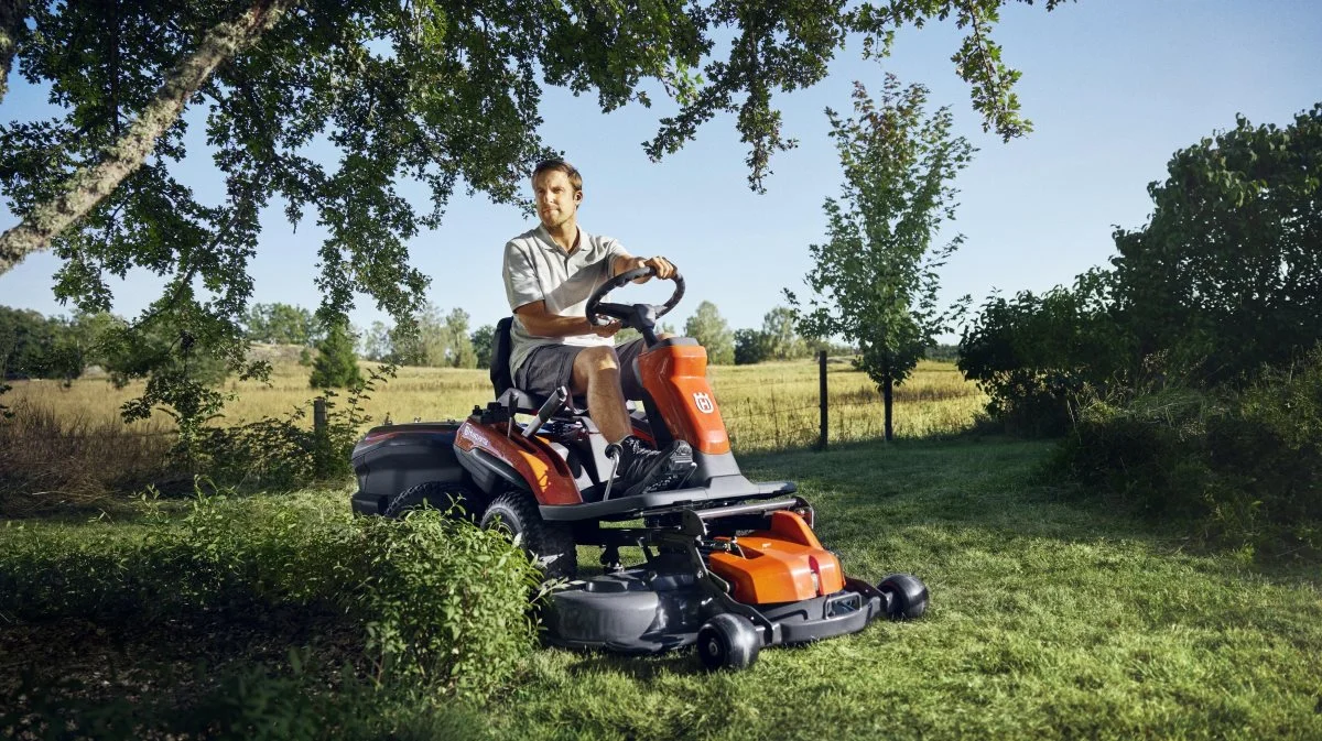 Husqvarna udvider sit batterisortiment med den første batteridrevede Rider i 200-serien.