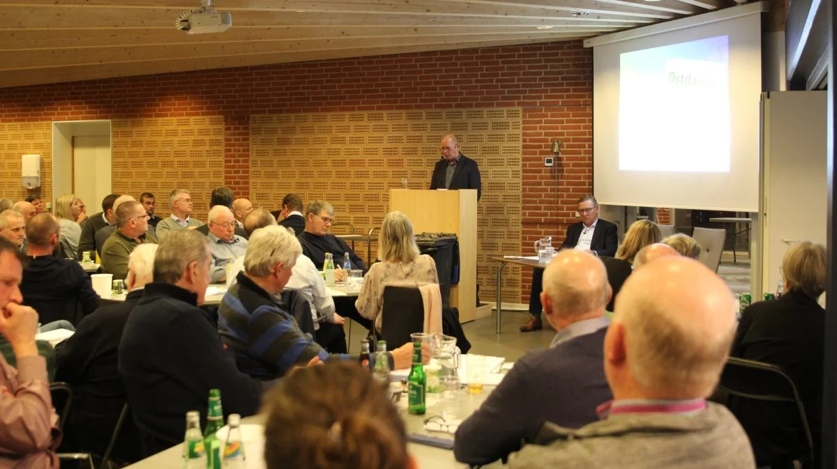 På talerstolen orienterede formand Ole Elbæk om det alarmerende underskud på over 4,8 millioner kroner, der medførte en længere debat på generalforsamlingen. Foto: Jesper Hallgren