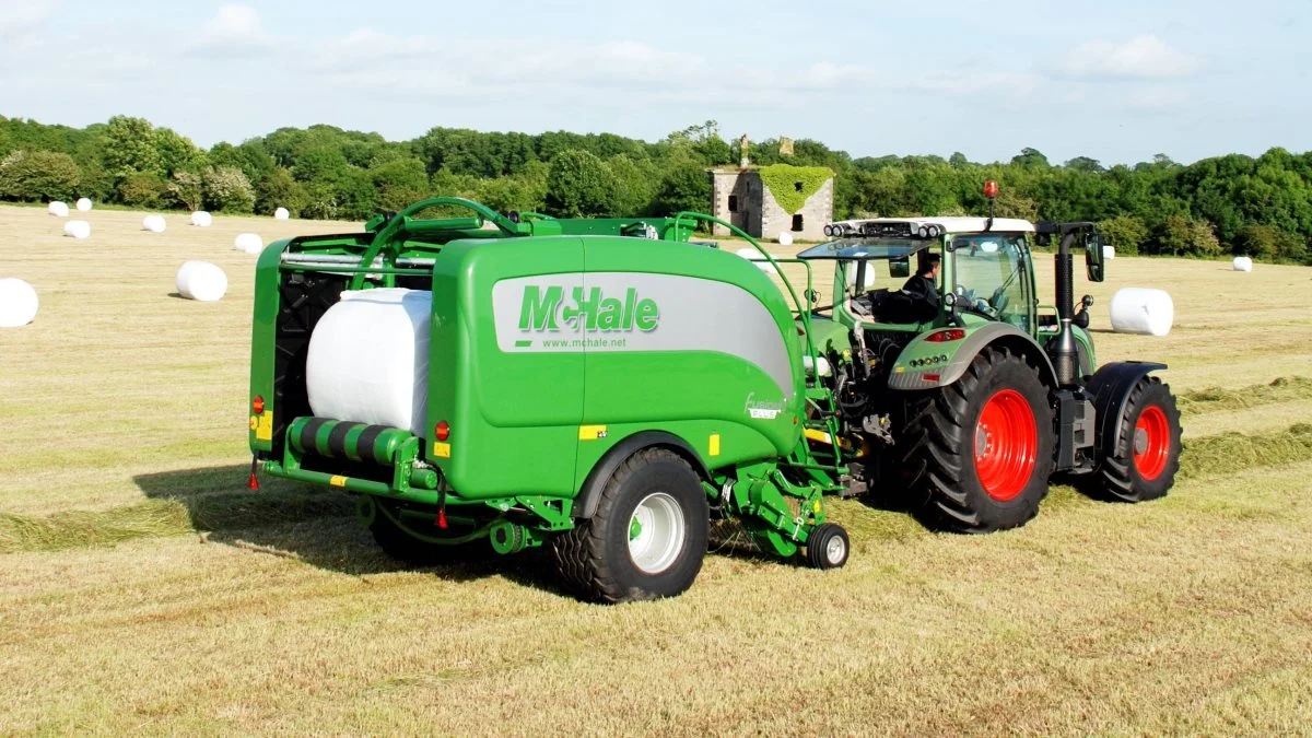 Med en McHale kombi-rundballepresser, der kan binde med både net og plastfilm, kan én mand presse og wrappe store mængder højkvalitets græsensilage. Med plast på plast-teknikken kan næringsstoftabet desuden mindskes ganske betydeligt. Foto: Helms TMT-Centret A/S