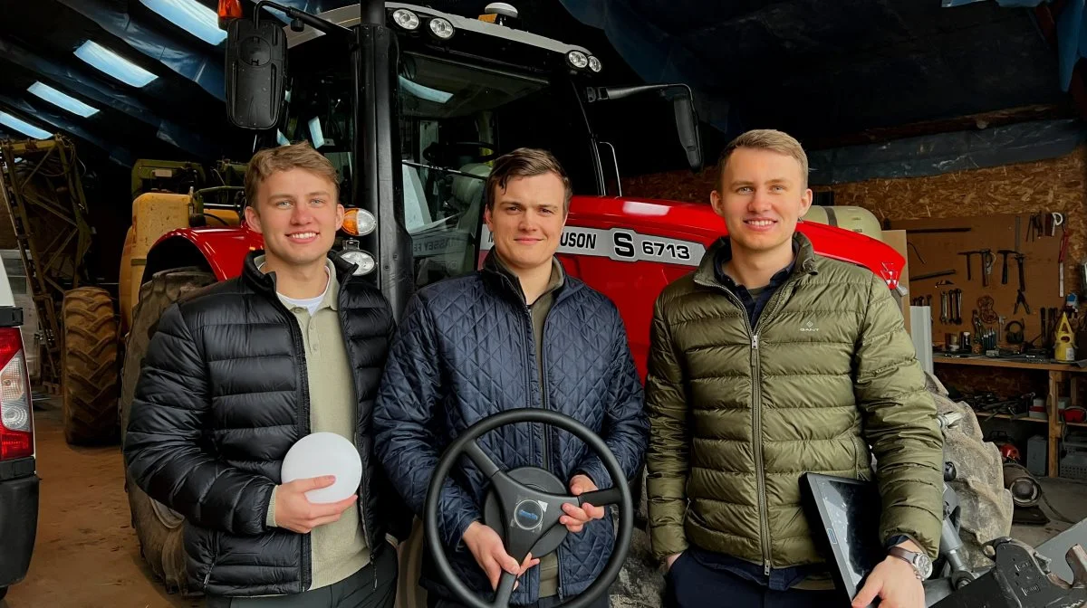 Anders Østergaard (tv.) Jonas Overgaard og Erik Østergaard (th.) ejer Agroassist og er forhandler og importør af en svenskudviklet rat-monteret præcisionsteknologi Fotos: Agroassist