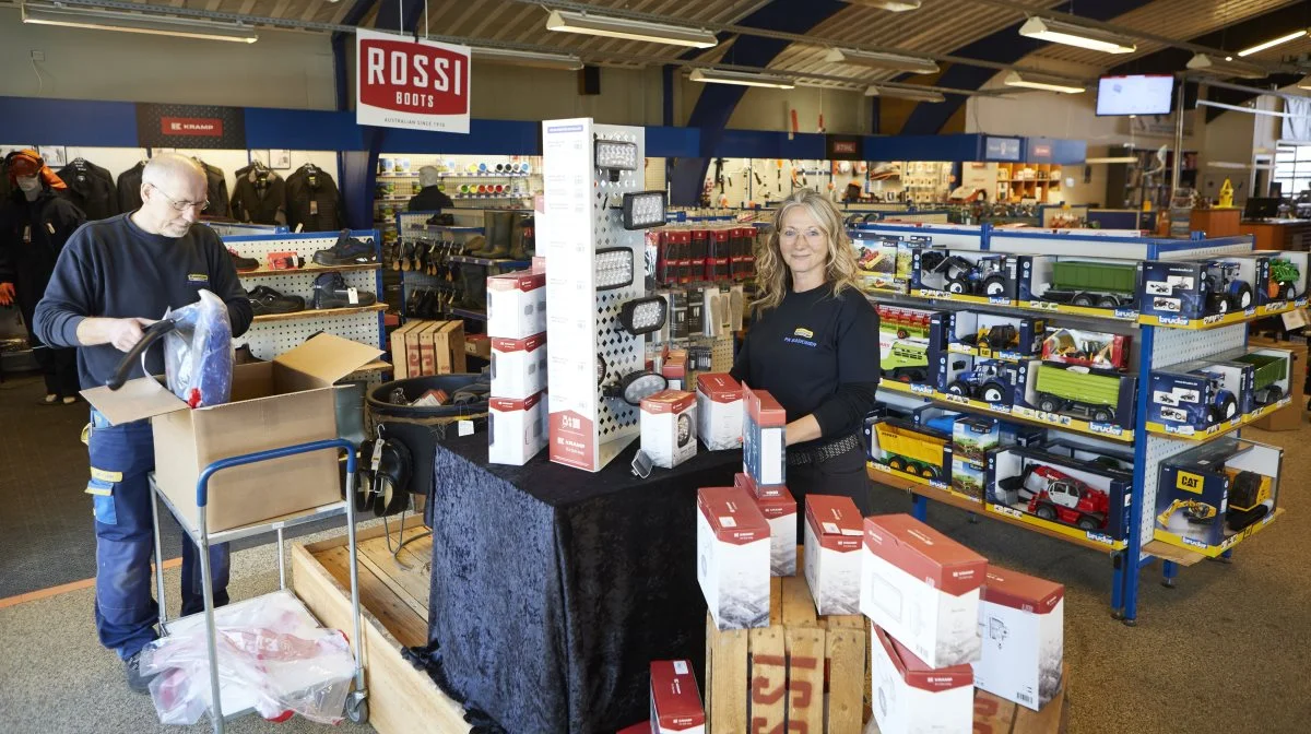 I den store butik, som er indrettet i den oprindelige smedeforretning fra 1963, ses her to af de otte lagermedarbejdere, Britt Nordberg og Jan Kyster. Foto: Erik Hansen
