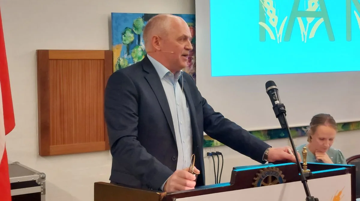 Formand i Landboforeningen Odder-Skanderborg, Ole Larsen, mener at landbruget både kan bidrage med vækst og klimaløsninger – men ikke via begrænsende afgifter. Foto: John Ankersen