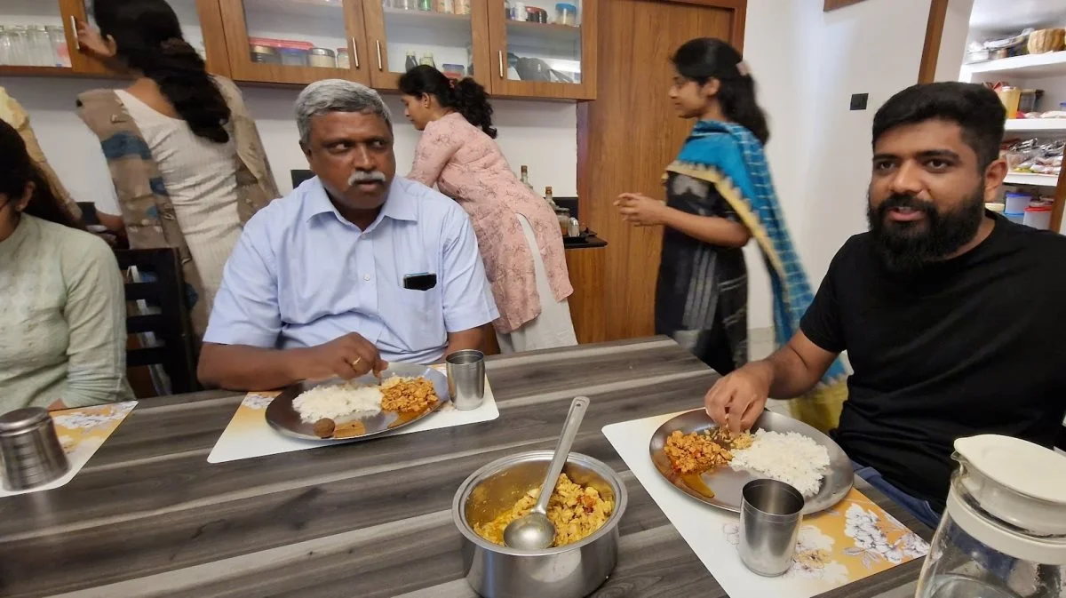 Effektivt Landbrugs udsendte blev inviteret med til frokosten sammen med familien. Som alle andre familier bruges ikke bestik af nogen slags.