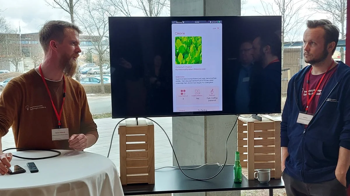 Dennis Pedersen, (tv), og Jon Enni, (th), er begge konsulenter hos Innovationscenter for Økologisk Landbrug i Skejby, og præsenterede forleden en ny efterafgrøde-app for økologer. Foto: John Ankersen