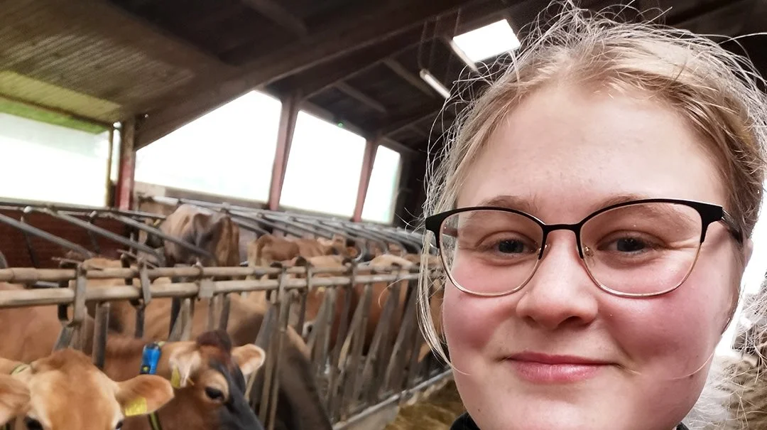 24-årige Katharina Ringgaard, EUX-landmand og fodermester på Fyn, håber til sommer at kunne begynde på professionsbacheloruddannelsen i natur og jordbrugsproduktion på Erhvervsakademi Aarhus. Den nye uddannelse har frit optag, så opfylder man adgangskravene, er man sikret en plads. Foto: Privat