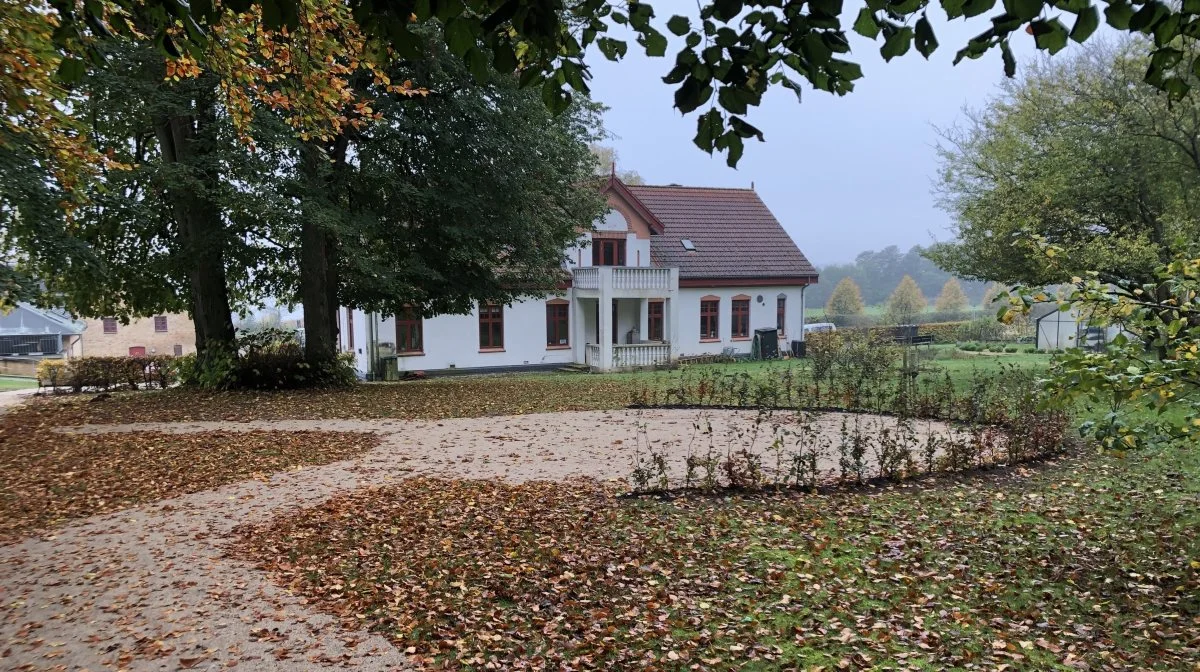 Pladsen, hvor mindeanlæg og skulptur rejses. Fotos: Vestermølle Møllelaug