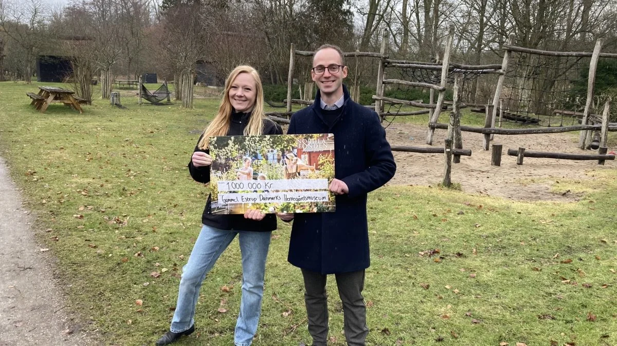 Museumsdirektør Kasper Steenfeldt Tipsmark og projektleder Helle Ingerslev Kristensen foran en del af det rekreative område, hvor projektet Den Grønne Herregårdslegeplads skal etableres i 2023 og 2024. Foto: Gammel Estrup Danmarks Herregårdsmuseum