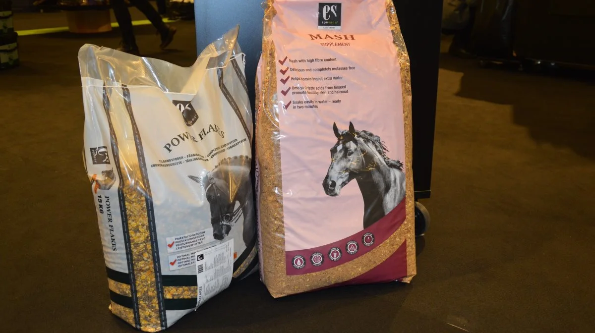 Equsana skifter fremover til en ny type emballage. Her er det ny (th) og gammel emballage vist frem på messen i Herning. Fotos: Camilla Bønløkke