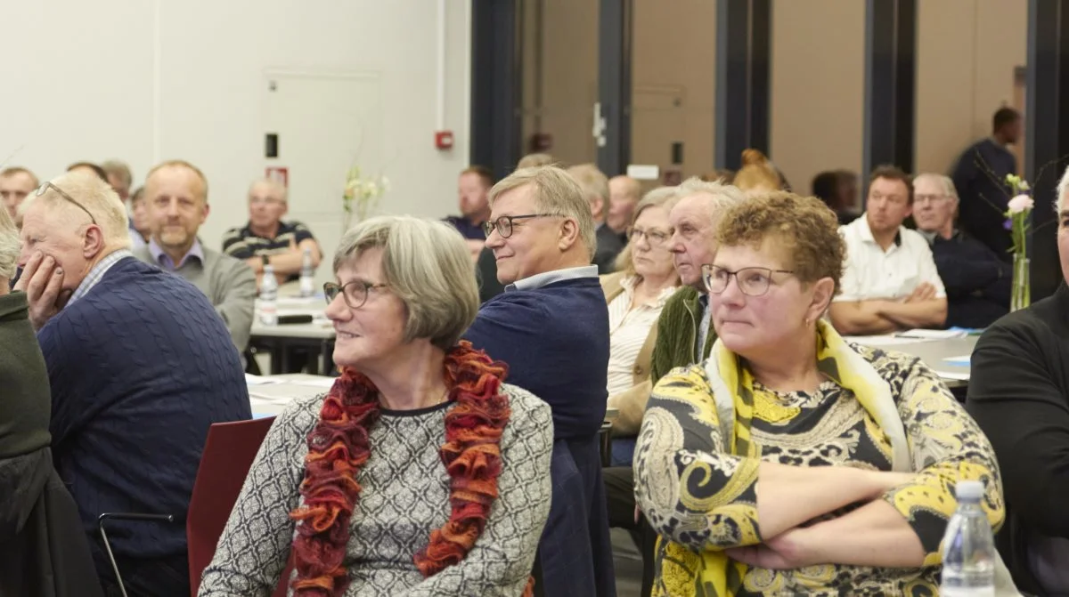 100 mennesker var mødt op, da Landboforeningen Midtjylland havde inviteret til generalforsamling. Et af aftenens emner var den lange sagsbehandlingstid i Silkeborg Kommune. Fotos: Tenna Bang