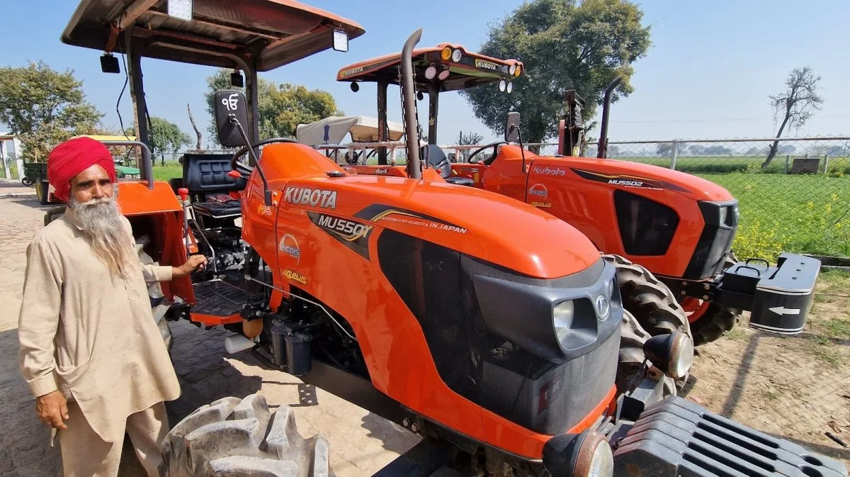 To sprit-nye Kubota-traktorer er netop indkøbt til gården, som har haft traktor tilbage i tiden, før mange danske landbrug havde traktor. Fotos: Jørgen P. Jensen