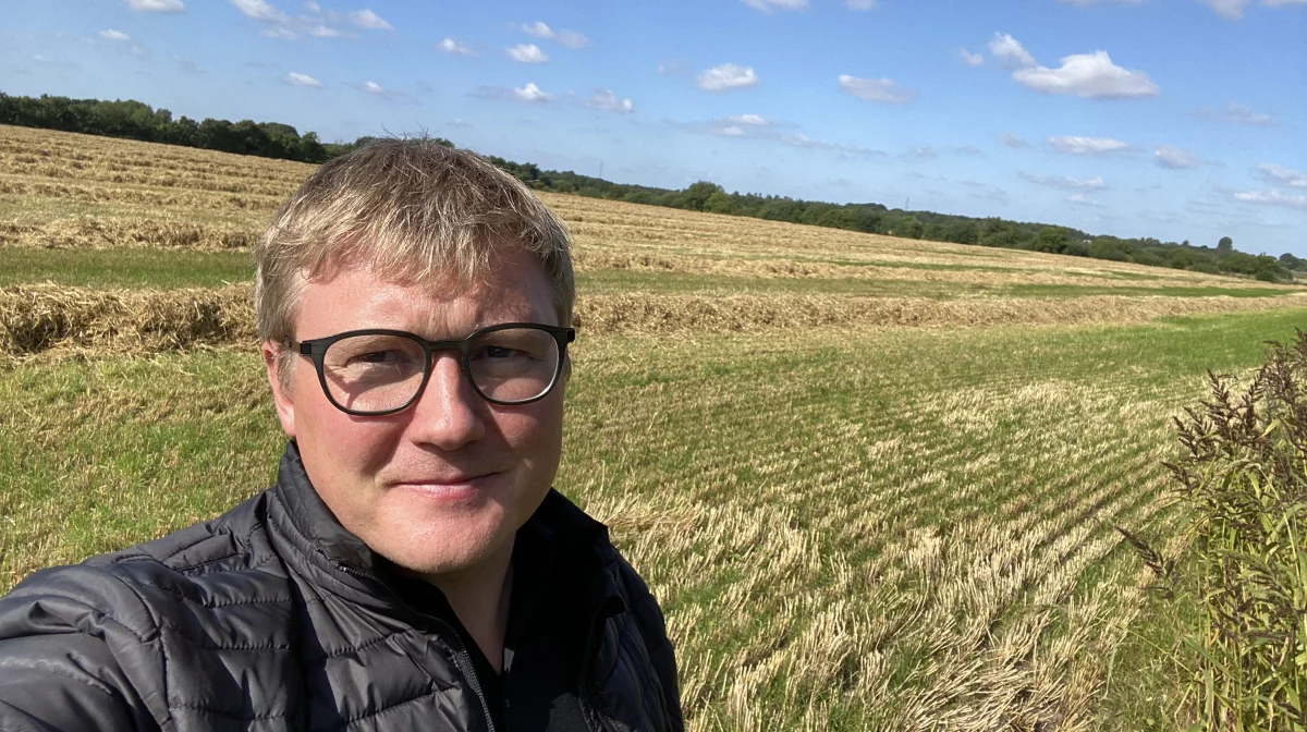 - Rigtig mange af vores maskinstationer tilbyder knusning i samme ombæring. Selvfølgelig har de også opgaver med ren hegnsklipning, hvor de skubber grenene sammen. Og så står landmanden selv for at skaffe det bort. Men rigtigt mange får det knust samtidig med klipningen, siger planteavlskonsulent Kasper Kjær Jensen fra Kolding Herreds Landbrugsforening.
