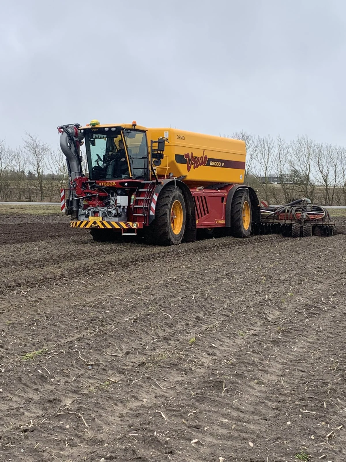 Vesterbølle Maskinstations nye Vredo gyllemaskine – og deres øvrige gyllevogne – kører gylle fra fulde lagertanke i det afventende forårsvejr. Foto: Privat