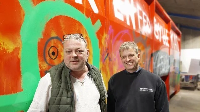 Poul Pava og Hans Tobiasen foran den store buffertank, som nu er blevet til et stort kunstværk. Fotos: Betina Doctor Jørgensen