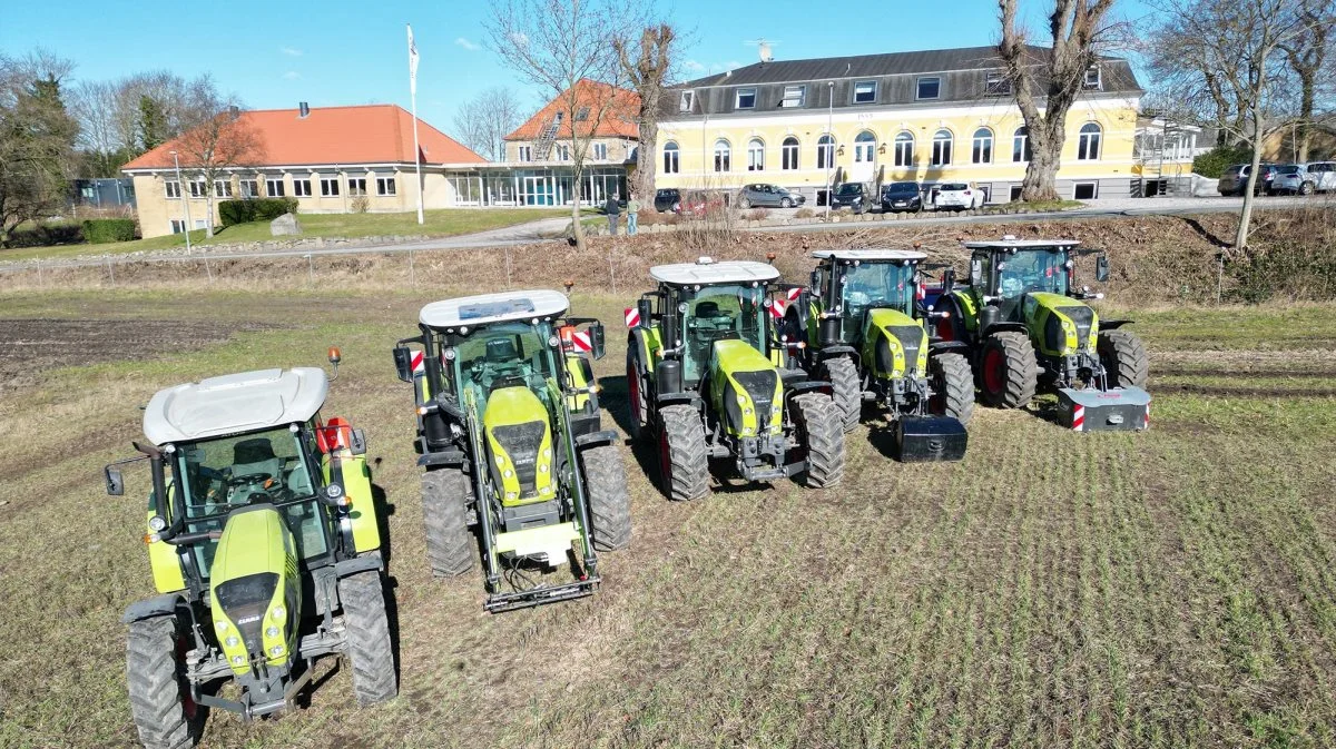 De nye Claas-traktorer er ankommet til Dalum Landbrugsskole, for eksempel her i Korinth.