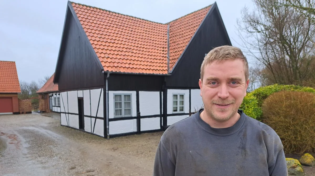 Rasmus Bager foran den smukke samsiske gård Rønnebjerggård.
Fotos: Louis Andreas Michaelsen