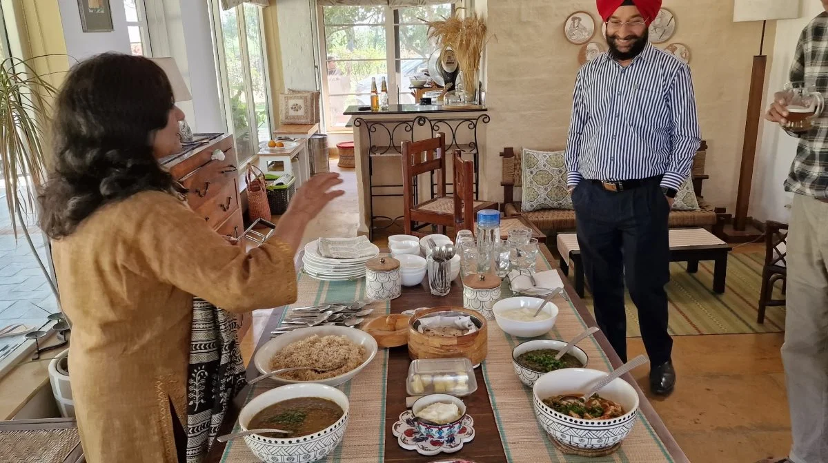 Fru Singh serverede lokale indiske retter i anledning af Effektivt Landbrugs besøg.