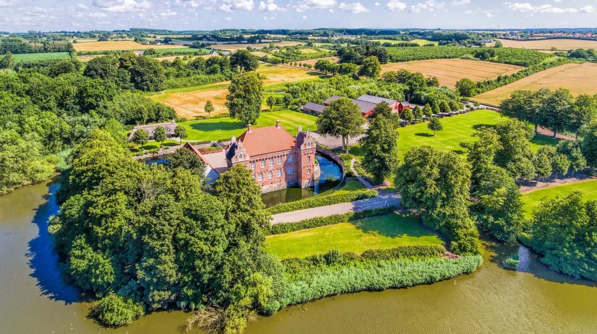 Nakkebølle Gods er beliggende på Sydfyn nær Faaborg. Udover landbrugsjord er der også skov og en sø tilhørende godset. Fotos: Unni Estates
