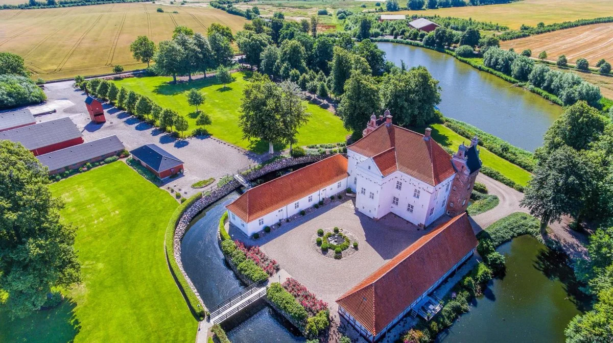 Der er sat to forskellige salgsmodeller op for Nakkebølle Gods. Et med, og et uden 211 hektar ekstra jord, der kan bruges til økologi.
