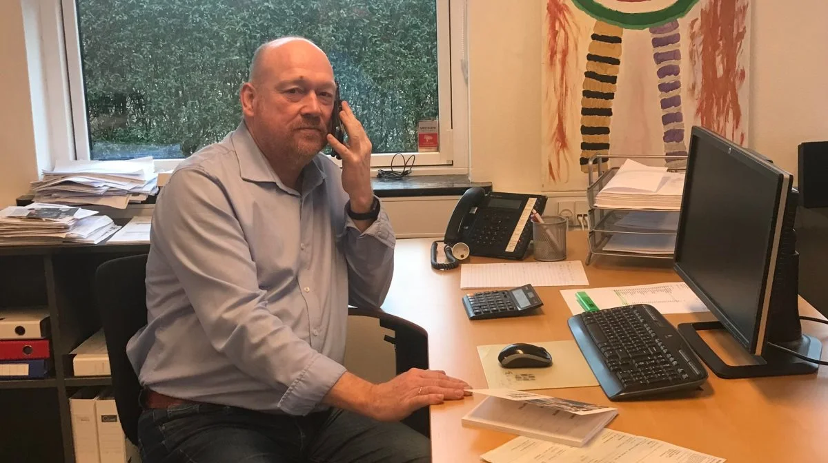 Grisehandleren Jesper Madsen, der her ses på sit kontor i Herning, vurderer, at det er rentabelt at transportere slagtesvinene op til cirka 1.000 kilometer. Foto: Jesper Madsen Grisehandler ApS