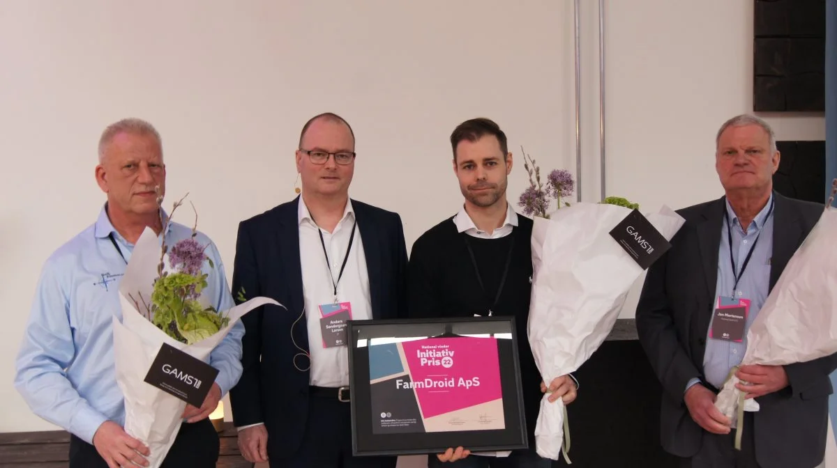 FarmDroid fra Vejen vinder Initiativprisen 2022 fra Dansk Industri. I midten står adm. direktør René Jørgensen med diplomet, som blev overrakt af DI's medlemsdirektør Anders Søndergaard Larsen. Foto: Sebastian Rübner-Petersen.