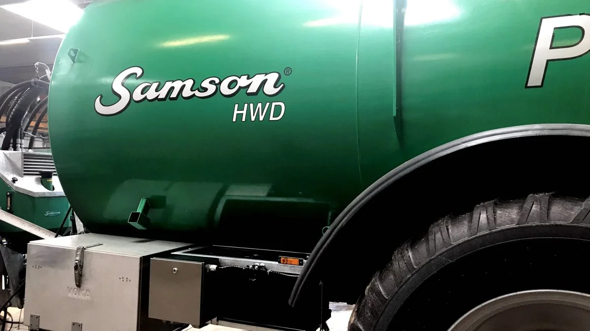 Samson Agrolize har fremstillet et Samson-kit til montering på gyllevogne. Dette kit passer sammen med DosiMax og indeholder også en 100 liters plast tank med ramme, som nemt og enkelt monteres på gyllevognen.