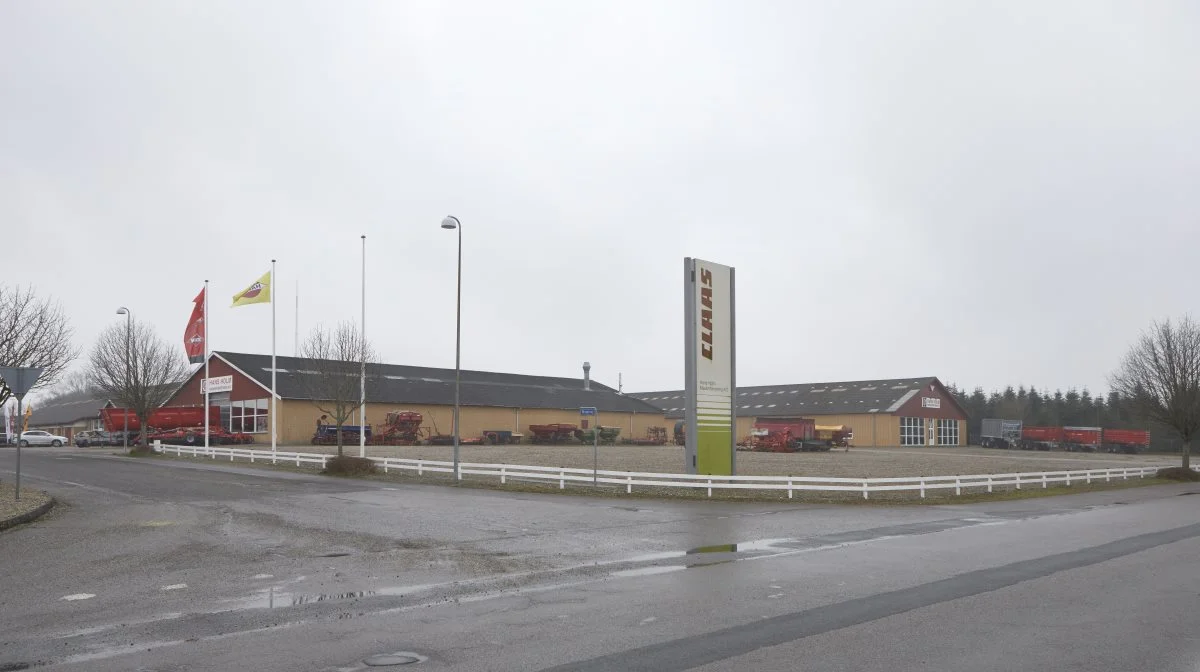 Der er står rift om brugte maskiner i disse tider. Ofte har der stået flere rækker maskiner på pladsen foran Hans Holm Maskinforretning i Tinglevs vestlige industrikvarter.
