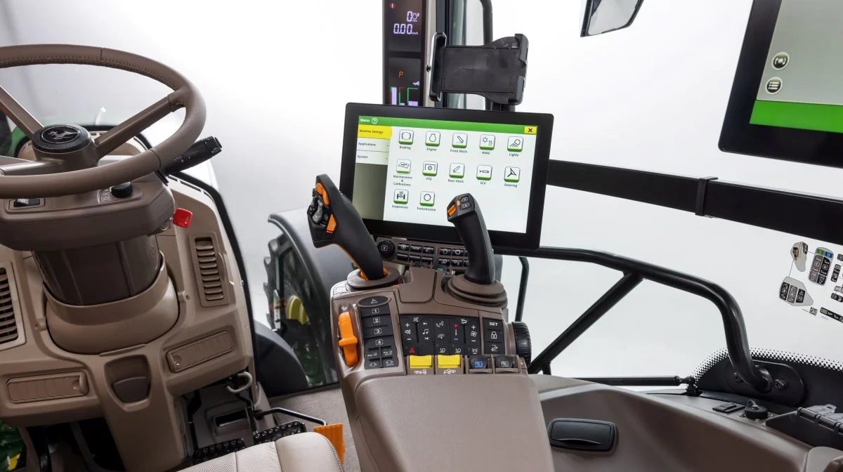 John Deere tilbyder nu den nye 12,8 tommer store G5Plus CommandCenter-skærm på alle 6-cylindrede 6R-traktorer fra modelåret 2024. Udover den nye CommandCenter-skærm kommer der også et nyt styresystem på 7R-modellerne. Pressefoto