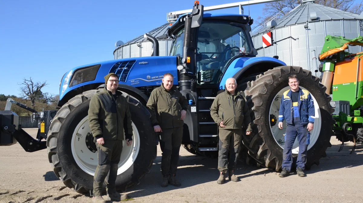 Fra højre sælger Michael Clausen fra Egebjerg Smedie sammen med driftsleder for Tranekær Gods, Torben Augustesen med to af de tre medarbejdere i marken Rasmus Skov og Mick Stafsen. 