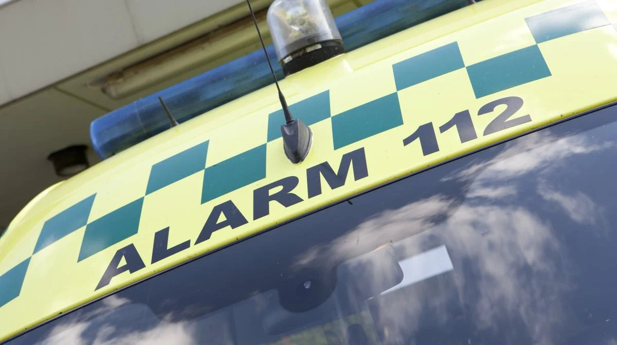 Den 17-årige var hårdt tilredt, efter at have været i klemme i seks timer under en gødningsspreder, og blev kørt på hospital. Foto: ThinkFoto.dk